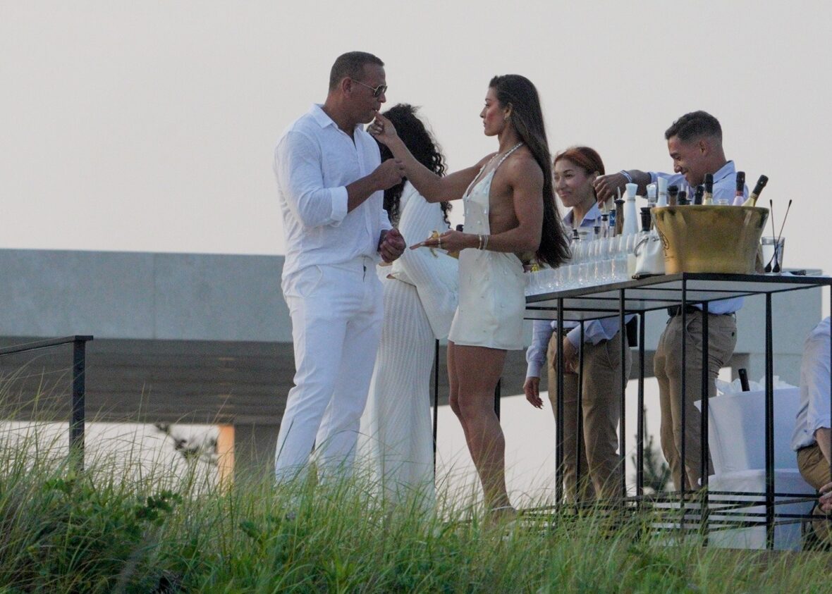 Alex Rodriguez beija mulher misteriosa na White Party