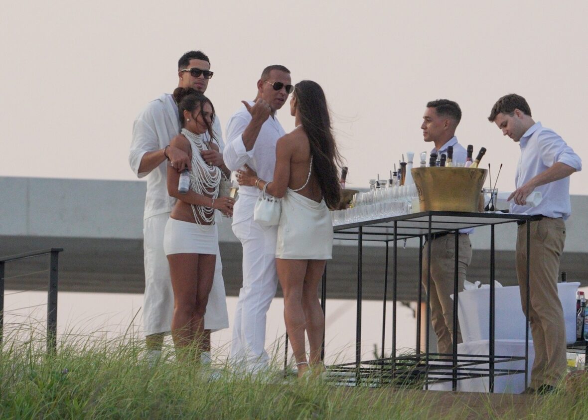 Alex Rodriguez beija mulher misteriosa na White Party