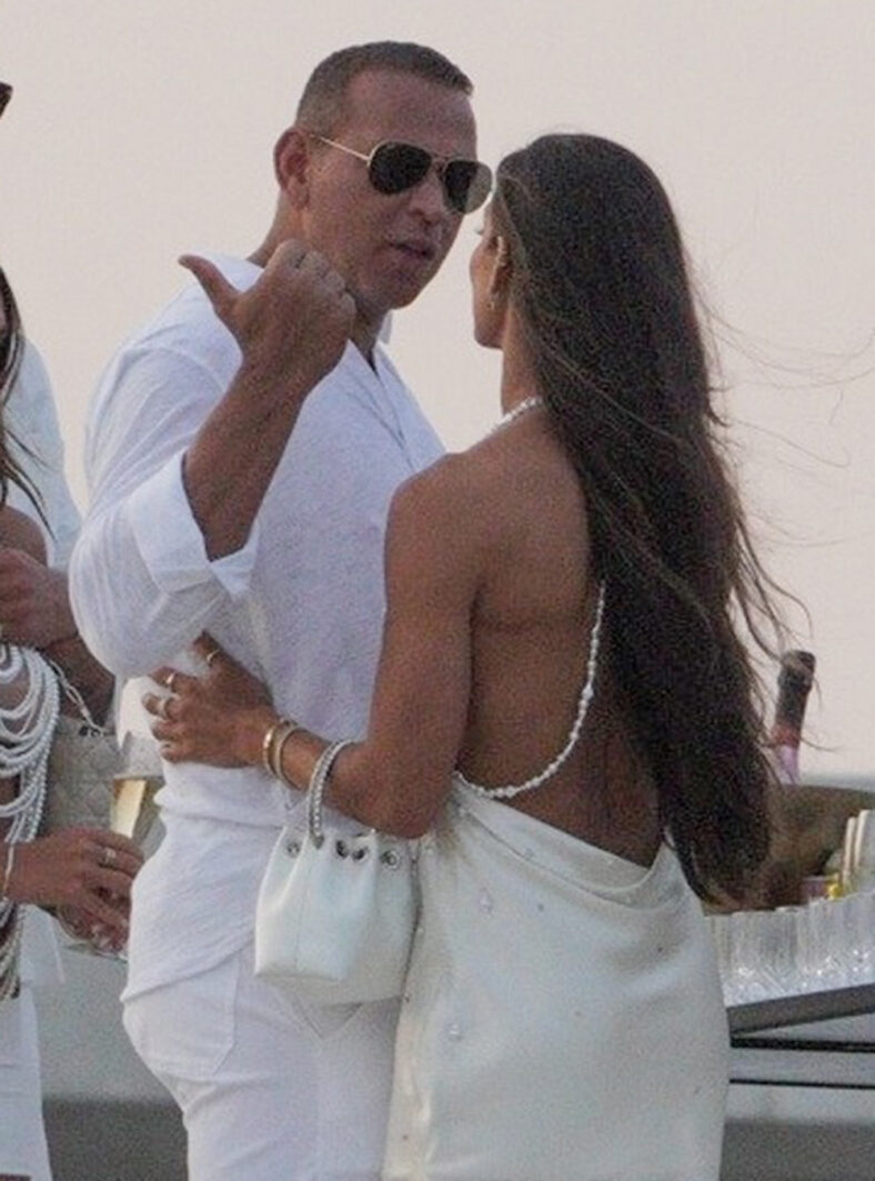 Alex Rodriguez beija mulher misteriosa na White Party