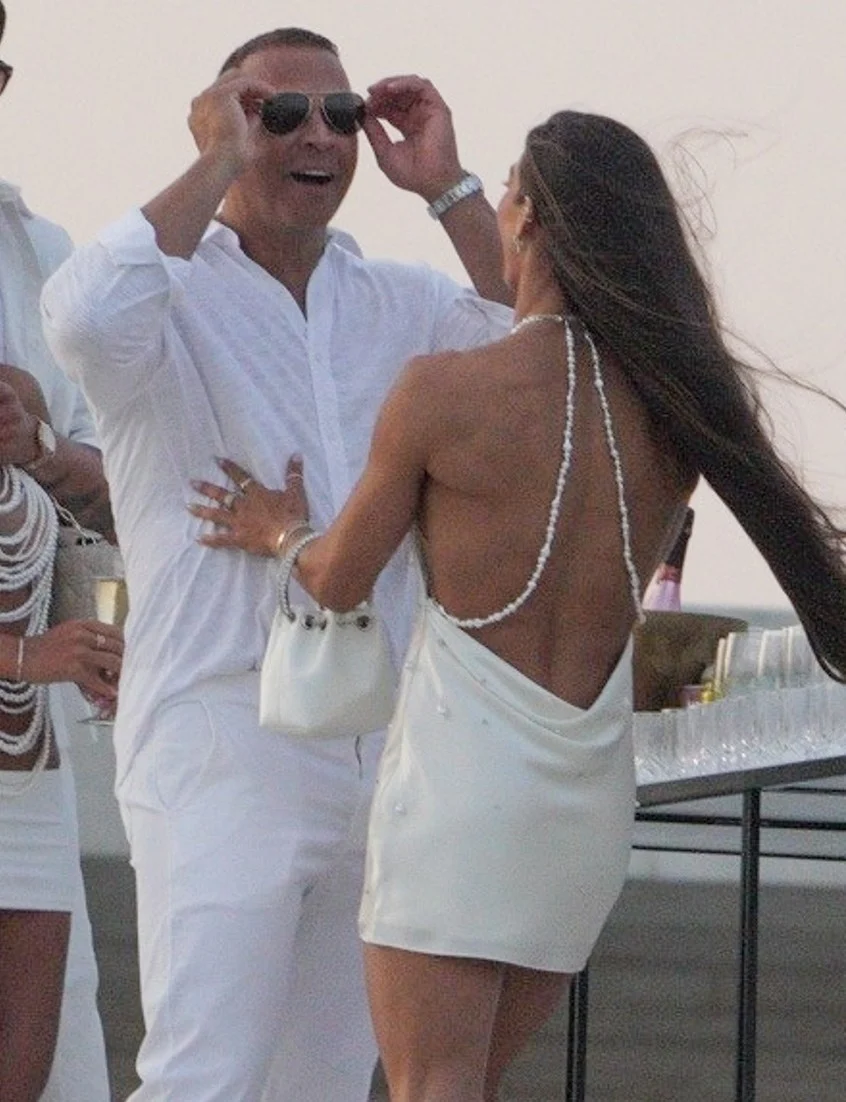 Alex Rodriguez beija mulher misteriosa na White Party