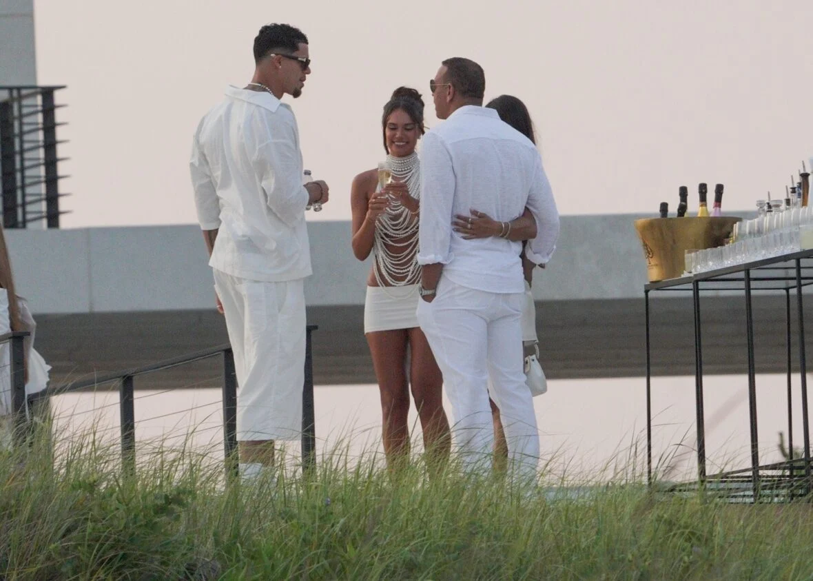Alex Rodriguez beija mulher misteriosa na White Party