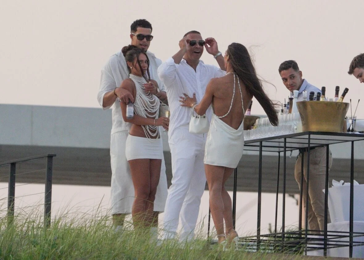 Alex Rodriguez beija mulher misteriosa na White Party