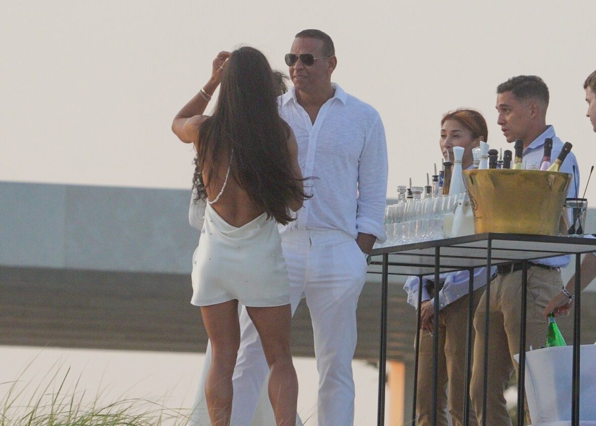 Alex Rodriguez beija mulher misteriosa na White Party