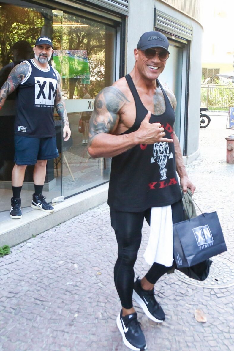 Dwayne Johnson vai à academia no Rio