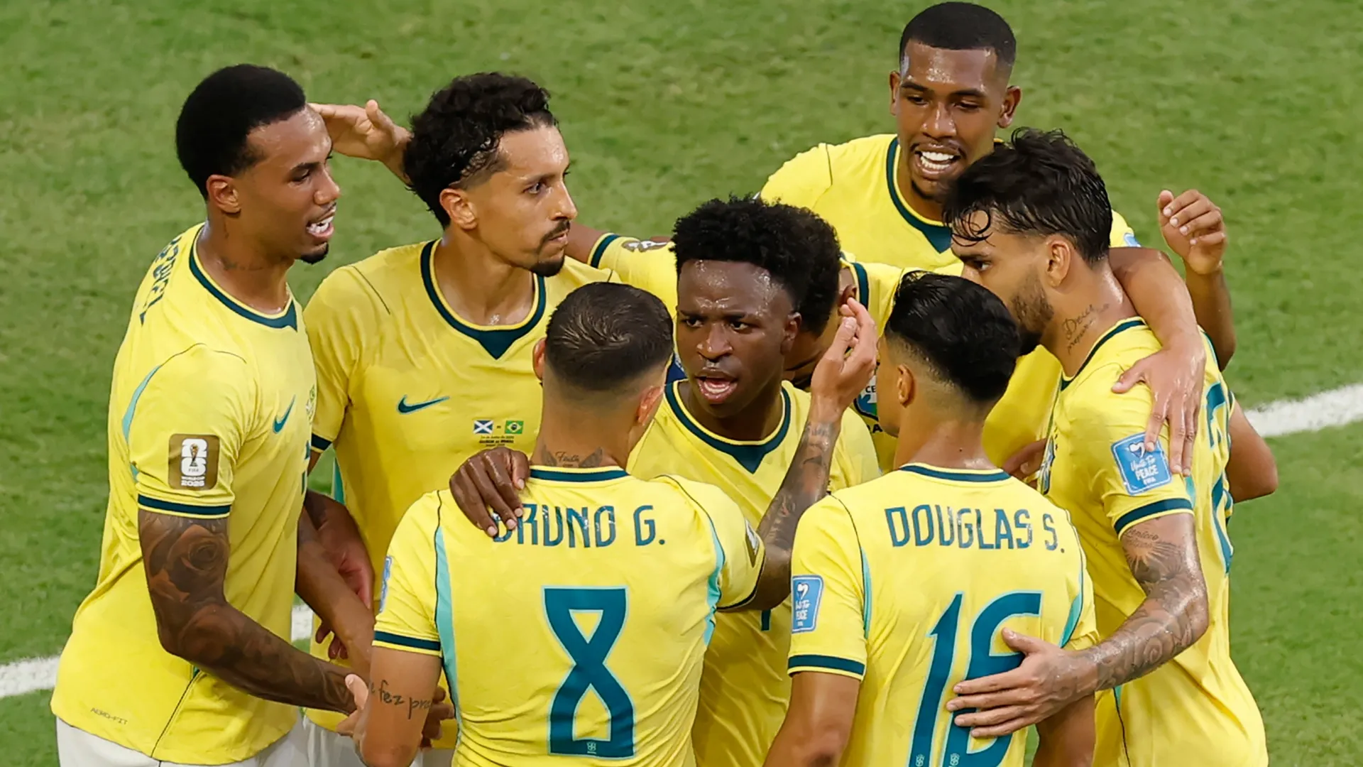 Vinicius Junior nº 7 do Brasil comemora com os companheiros.