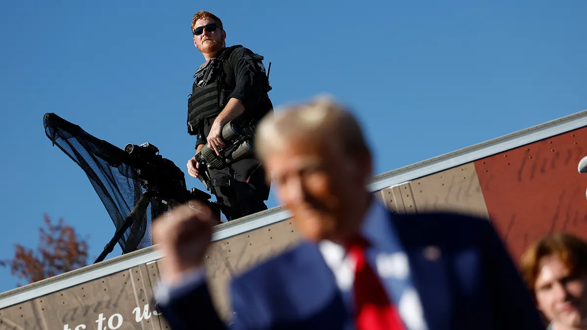 Secret Service agent protects President Trump