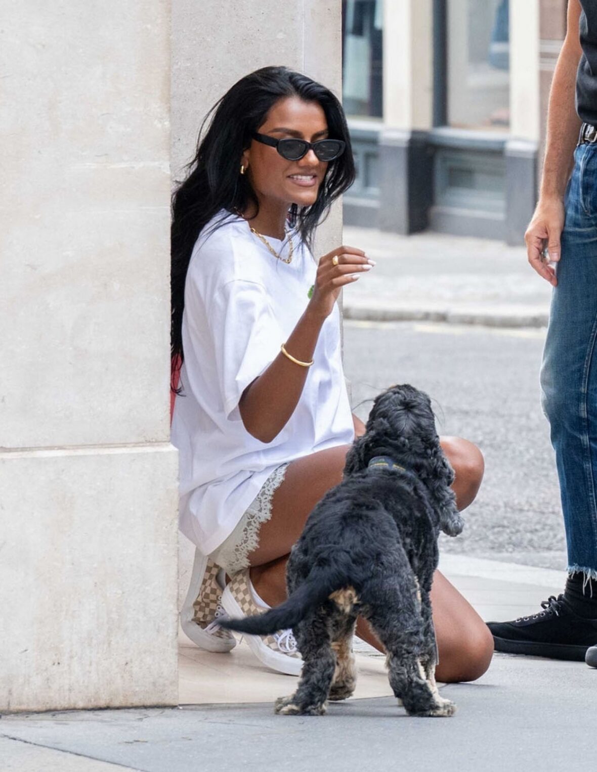 Emma Corrin e Dan Levy encontram Simone Ashley e seu cachorro enquanto faziam compras em Londres em 1º de julho