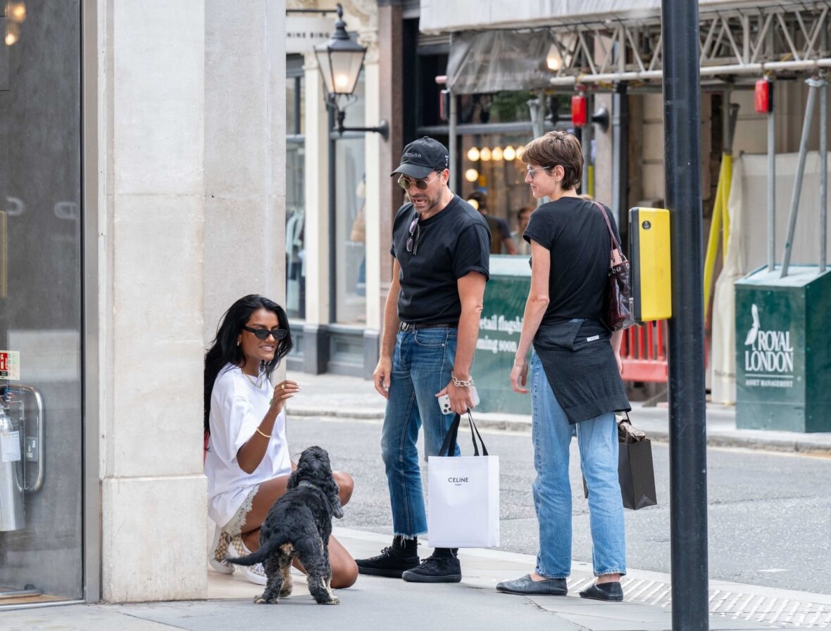 Emma Corrin e Dan Levy encontram Simone Ashley e seu cachorro enquanto faziam compras em Londres em 1º de julho