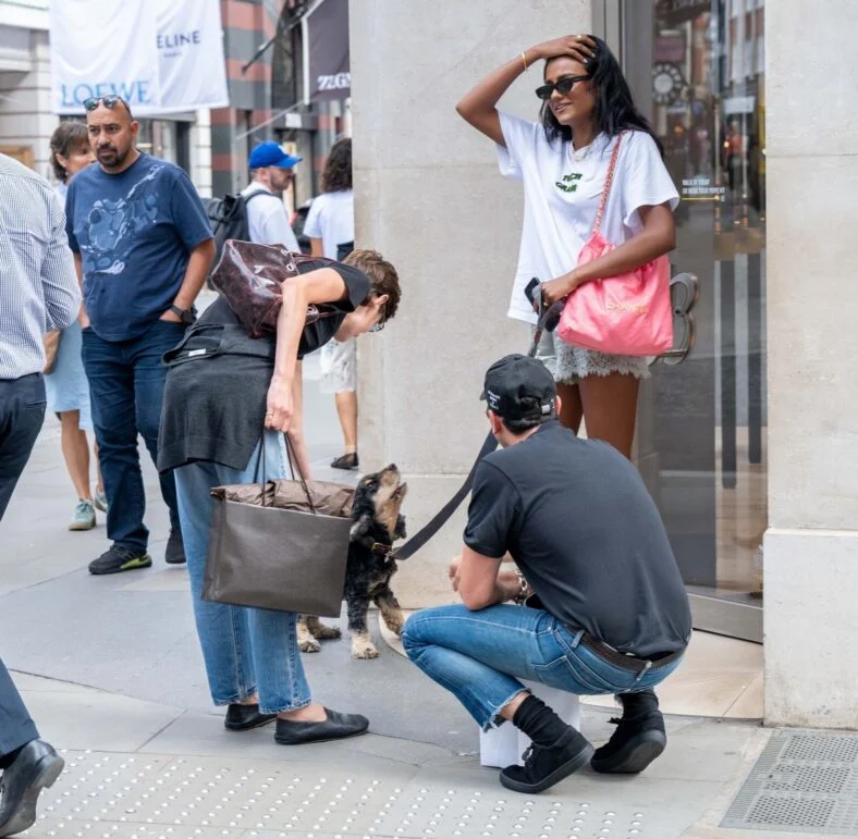 Emma Corrin e Dan Levy encontram Simone Ashley e seu cachorro enquanto faziam compras em Londres em 1º de julho