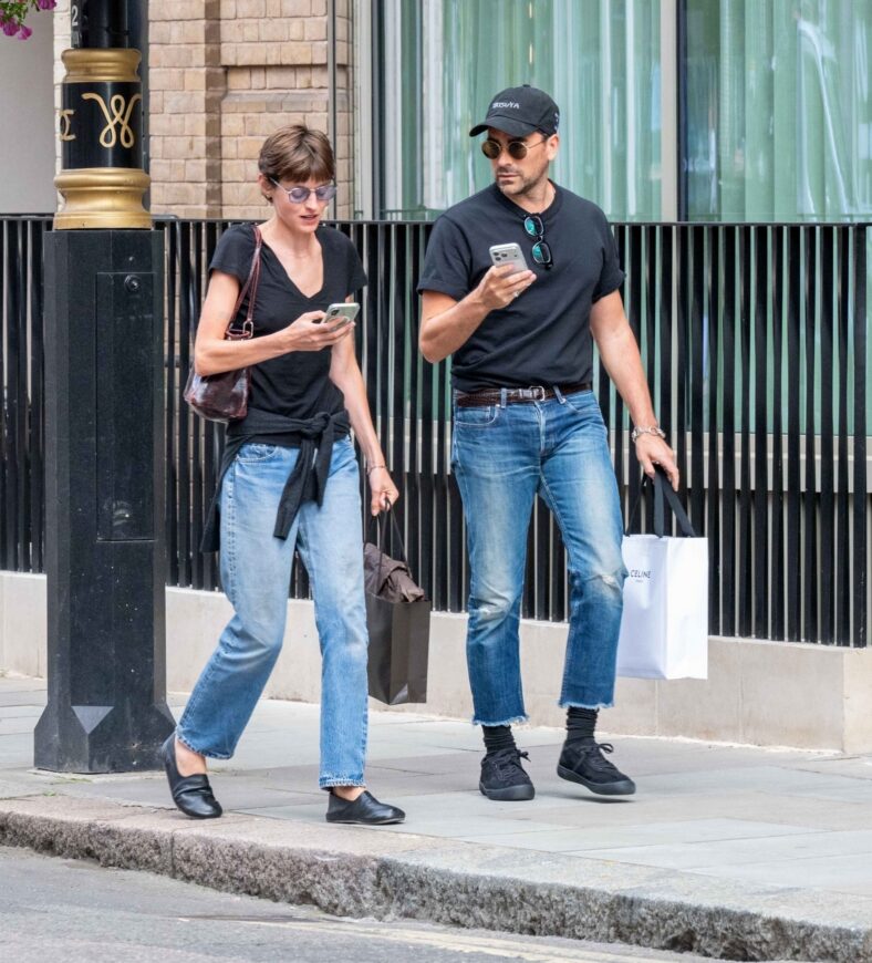 Emma Corrin e Dan Levy encontram Simone Ashley e seu cachorro enquanto faziam compras em Londres em 1º de julho