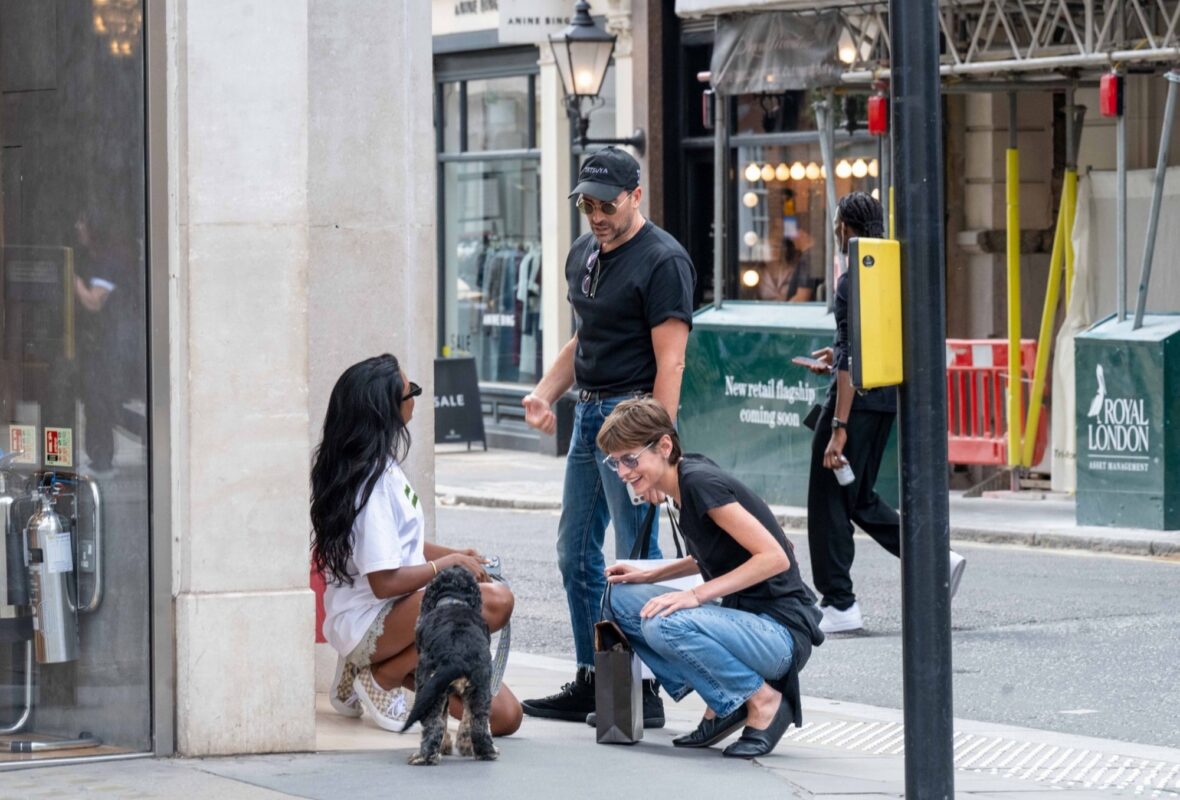 Emma Corrin e Dan Levy encontram Simone Ashley e seu cachorro enquanto faziam compras em Londres em 1º de julho