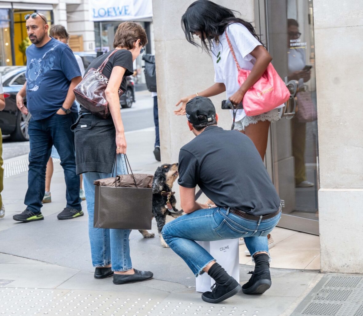 Emma Corrin e Dan Levy encontram Simone Ashley e seu cachorro enquanto faziam compras em Londres em 1º de julho