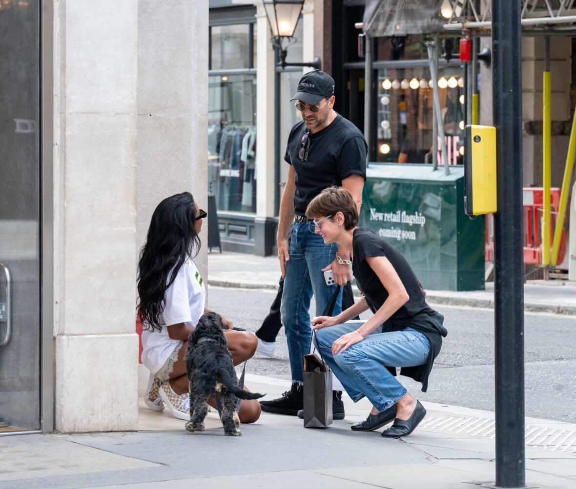 Emma Corrin e Dan Levy encontram Simone Ashley e seu cachorro enquanto faziam compras em Londres em 1º de julho