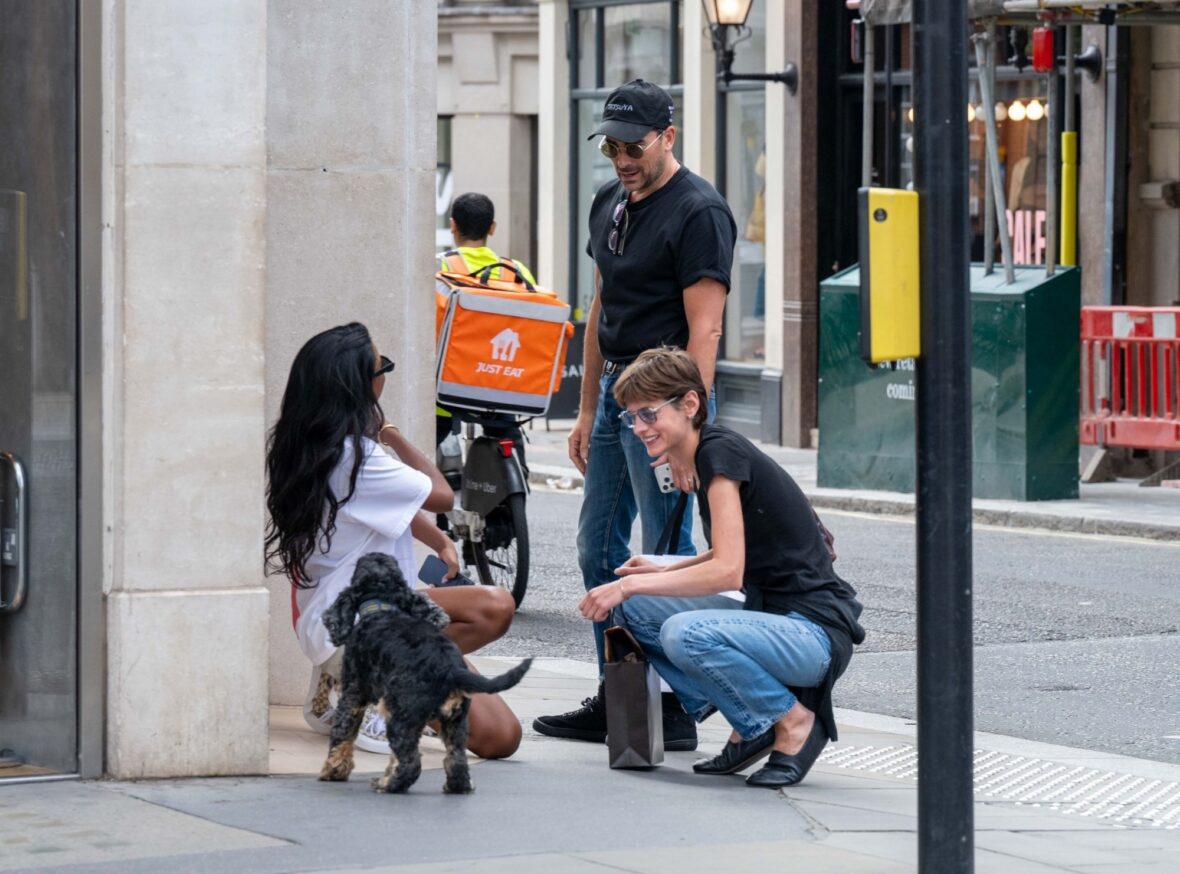Emma Corrin e Dan Levy encontram Simone Ashley e seu cachorro enquanto faziam compras em Londres em 1º de julho