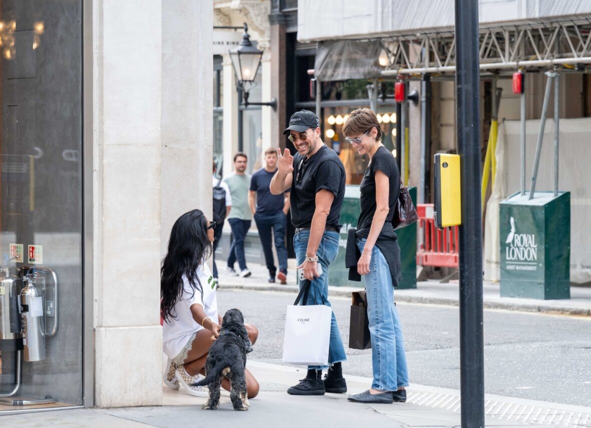 Emma Corrin e Dan Levy encontram Simone Ashley e seu cachorro enquanto faziam compras em Londres em 1º de julho