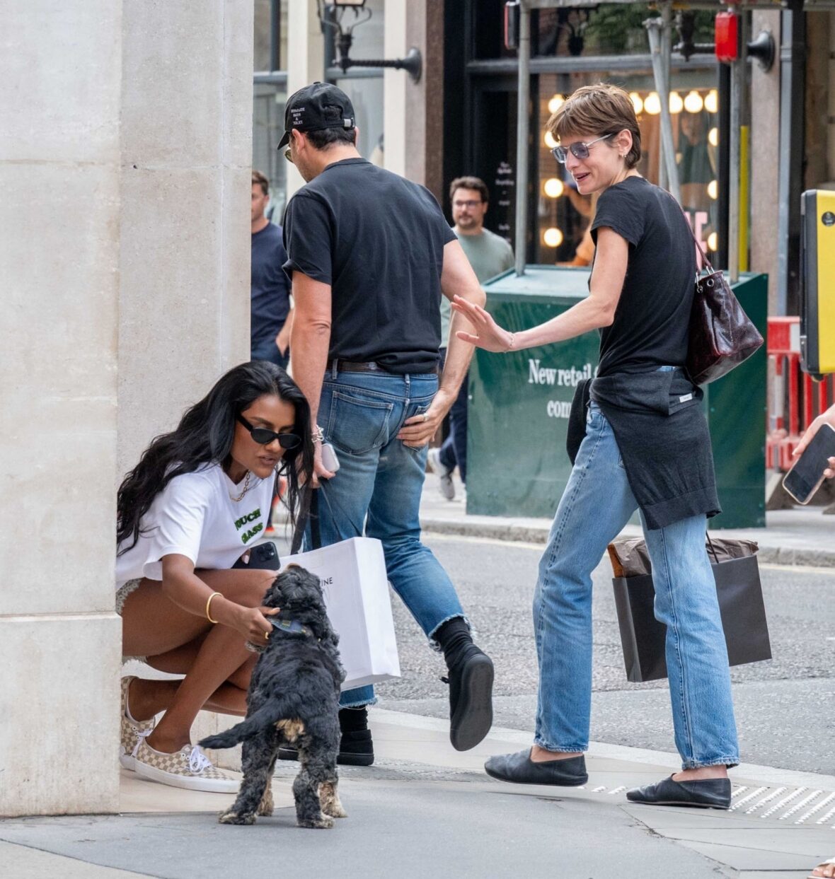 Emma Corrin e Dan Levy encontram Simone Ashley e seu cachorro enquanto faziam compras em Londres em 1º de julho