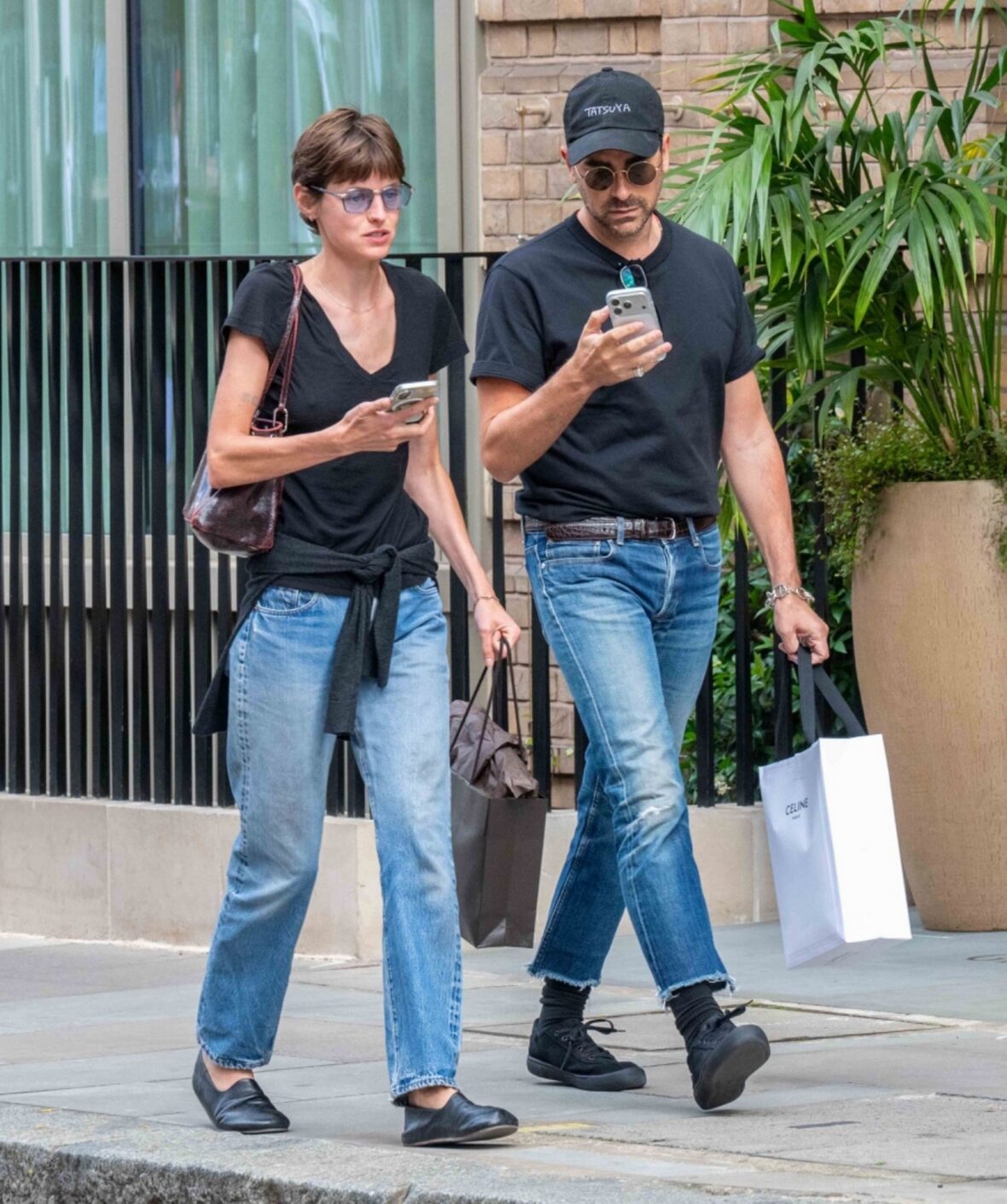 Emma Corrin e Dan Levy encontram Simone Ashley e seu cachorro enquanto faziam compras em Londres em 1º de julho