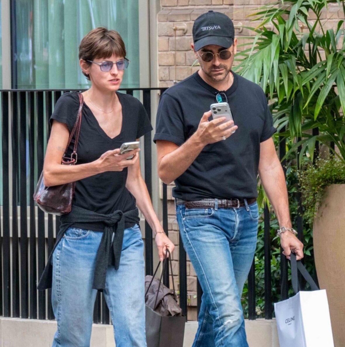 Emma Corrin e Dan Levy encontram Simone Ashley e seu cachorro enquanto faziam compras em Londres em 1º de julho