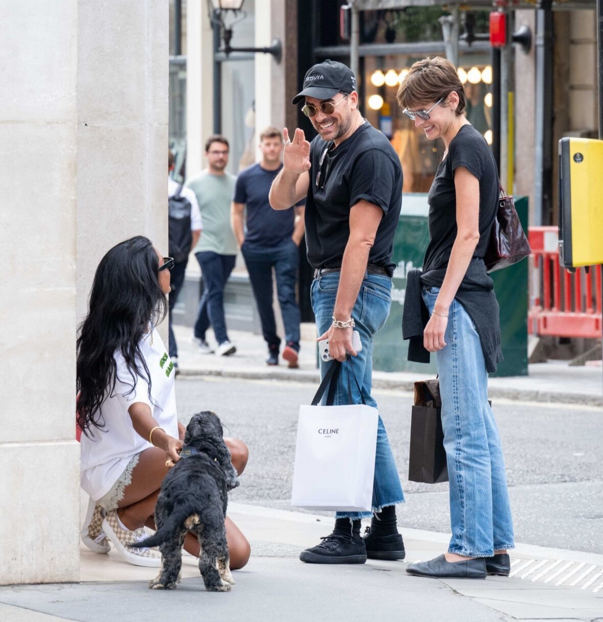 Emma Corrin e Dan Levy encontram Simone Ashley e seu cachorro enquanto faziam compras em Londres em 1º de julho