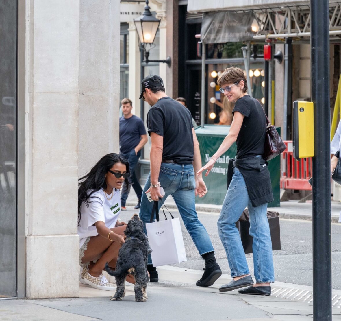 Emma Corrin e Dan Levy encontram Simone Ashley e seu cachorro enquanto faziam compras em Londres em 1º de julho