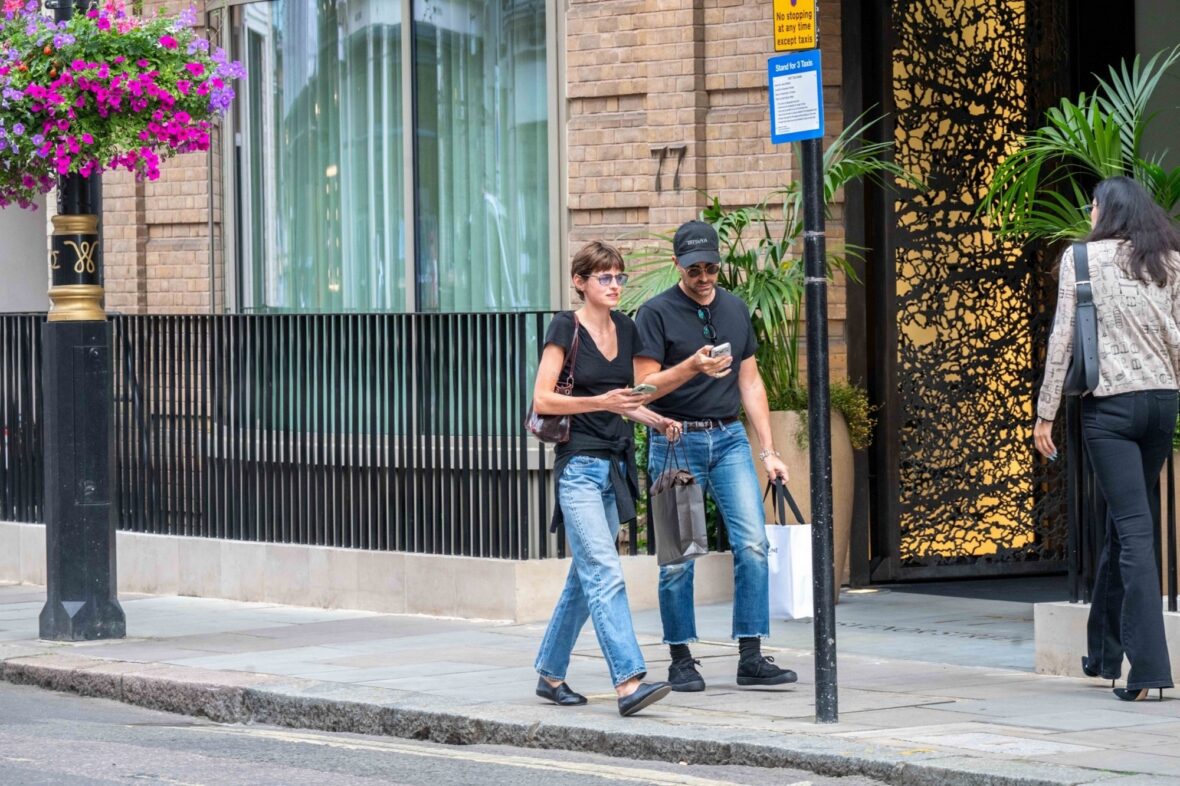 Emma Corrin e Dan Levy encontram Simone Ashley e seu cachorro enquanto faziam compras em Londres em 1º de julho