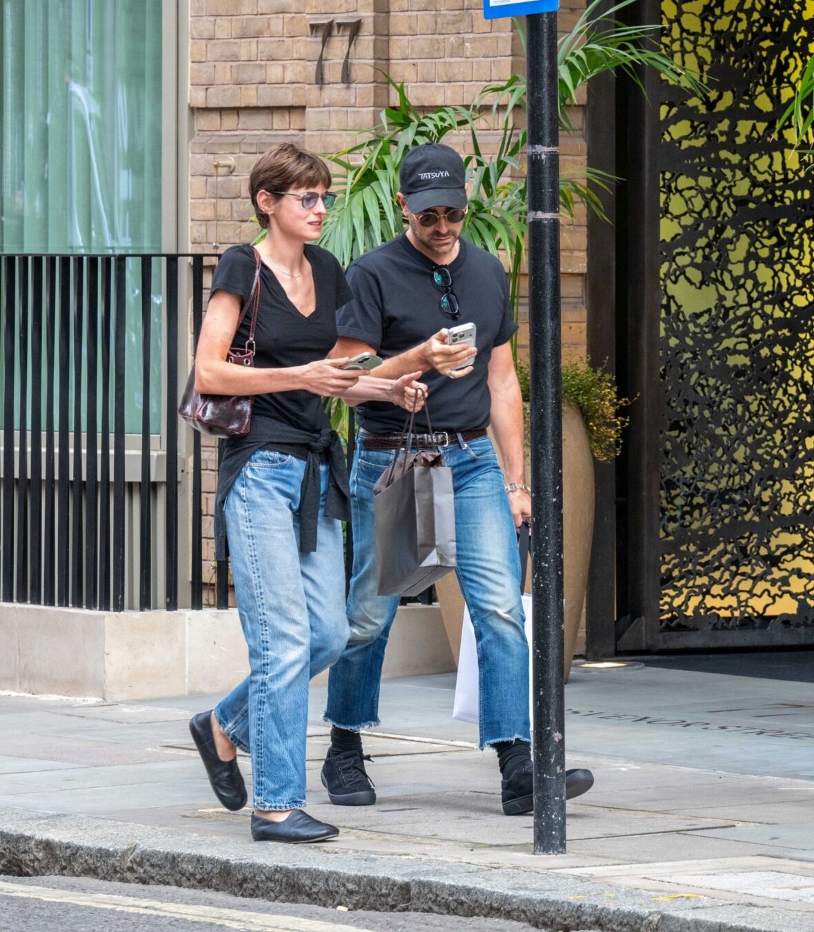Emma Corrin e Dan Levy encontram Simone Ashley e seu cachorro enquanto faziam compras em Londres em 1º de julho