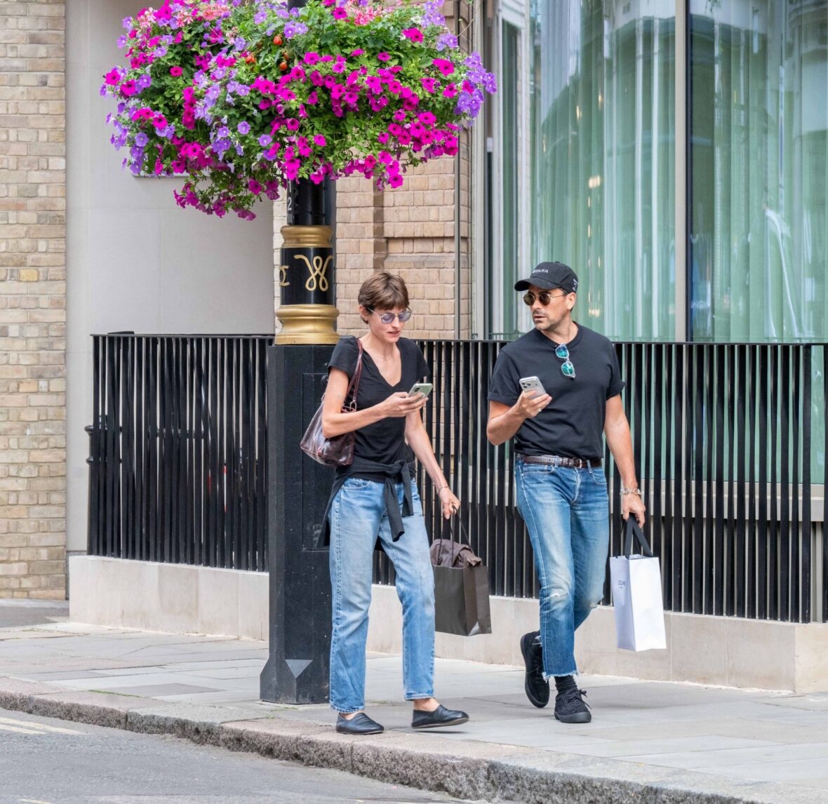 Emma Corrin e Dan Levy encontram Simone Ashley e seu cachorro enquanto faziam compras em Londres em 1º de julho