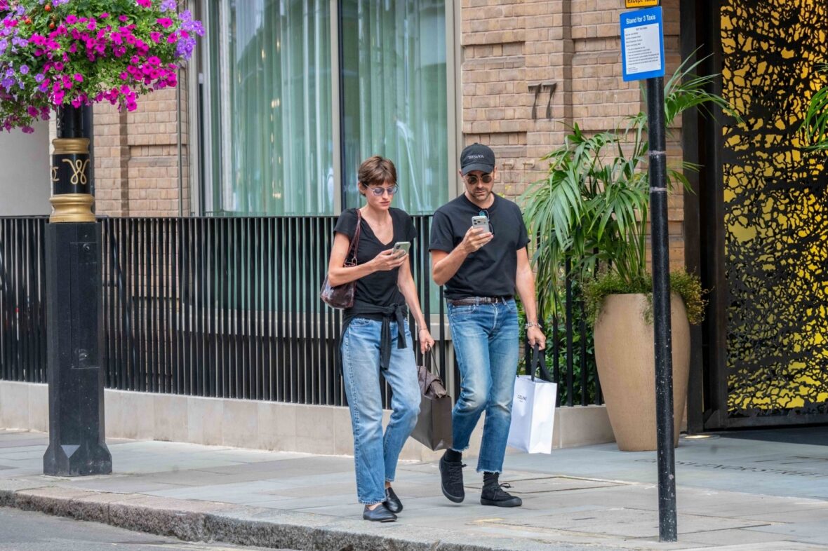 Emma Corrin e Dan Levy encontram Simone Ashley e seu cachorro enquanto faziam compras em Londres em 1º de julho