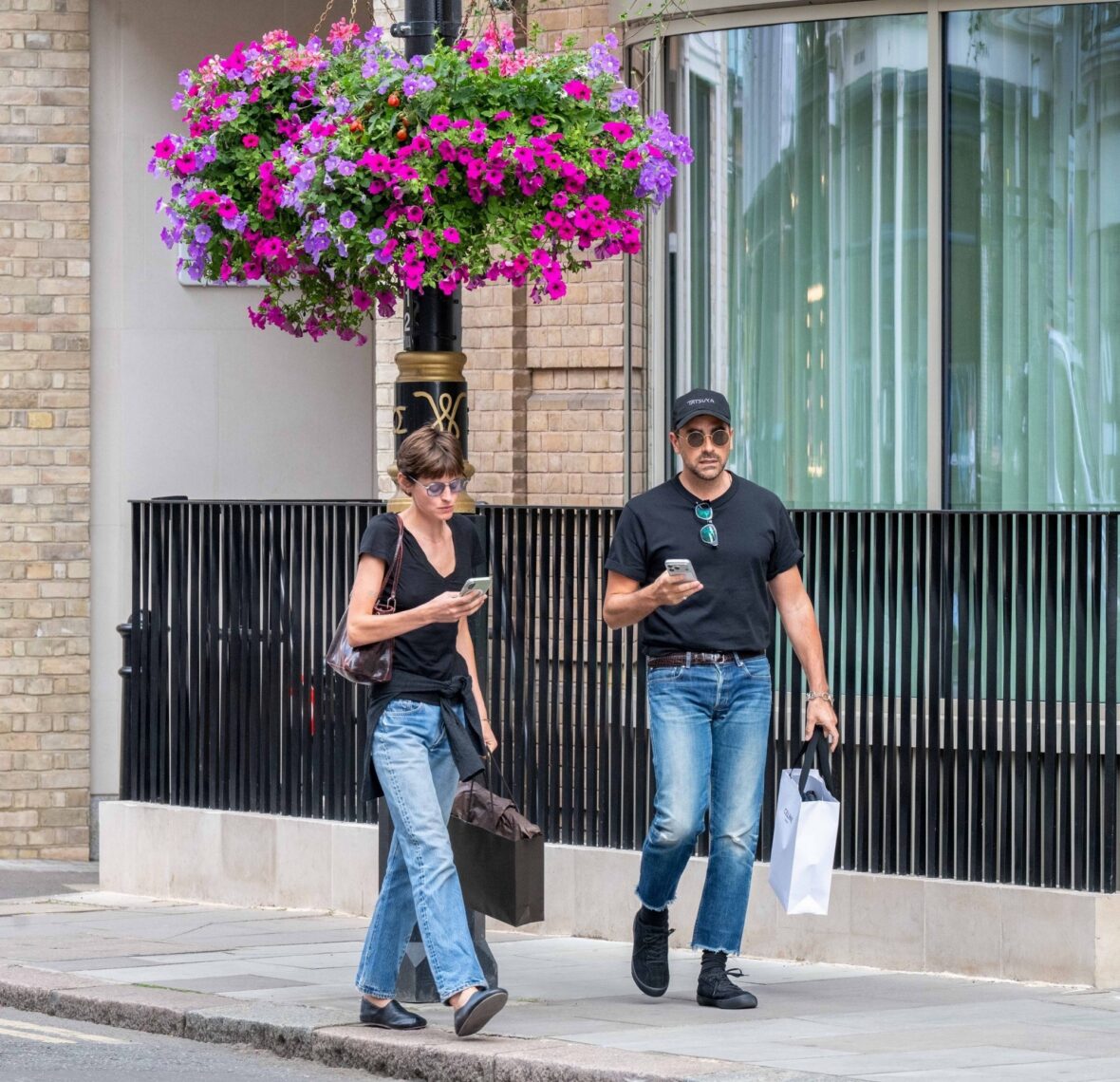 Emma Corrin e Dan Levy encontram Simone Ashley e seu cachorro enquanto faziam compras em Londres em 1º de julho