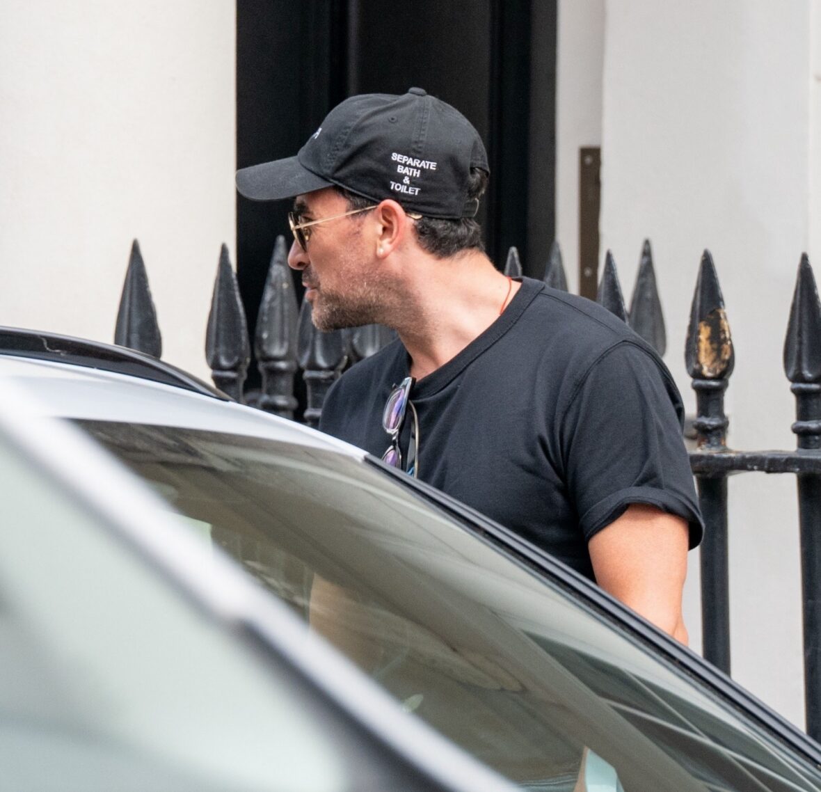 Emma Corrin e Dan Levy encontram Simone Ashley e seu cachorro enquanto faziam compras em Londres em 1º de julho