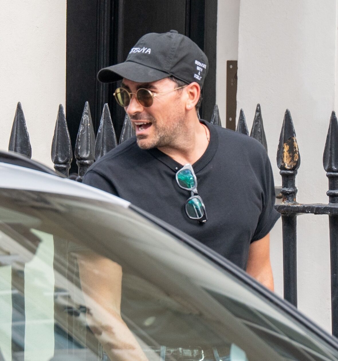 Emma Corrin e Dan Levy encontram Simone Ashley e seu cachorro enquanto faziam compras em Londres em 1º de julho
