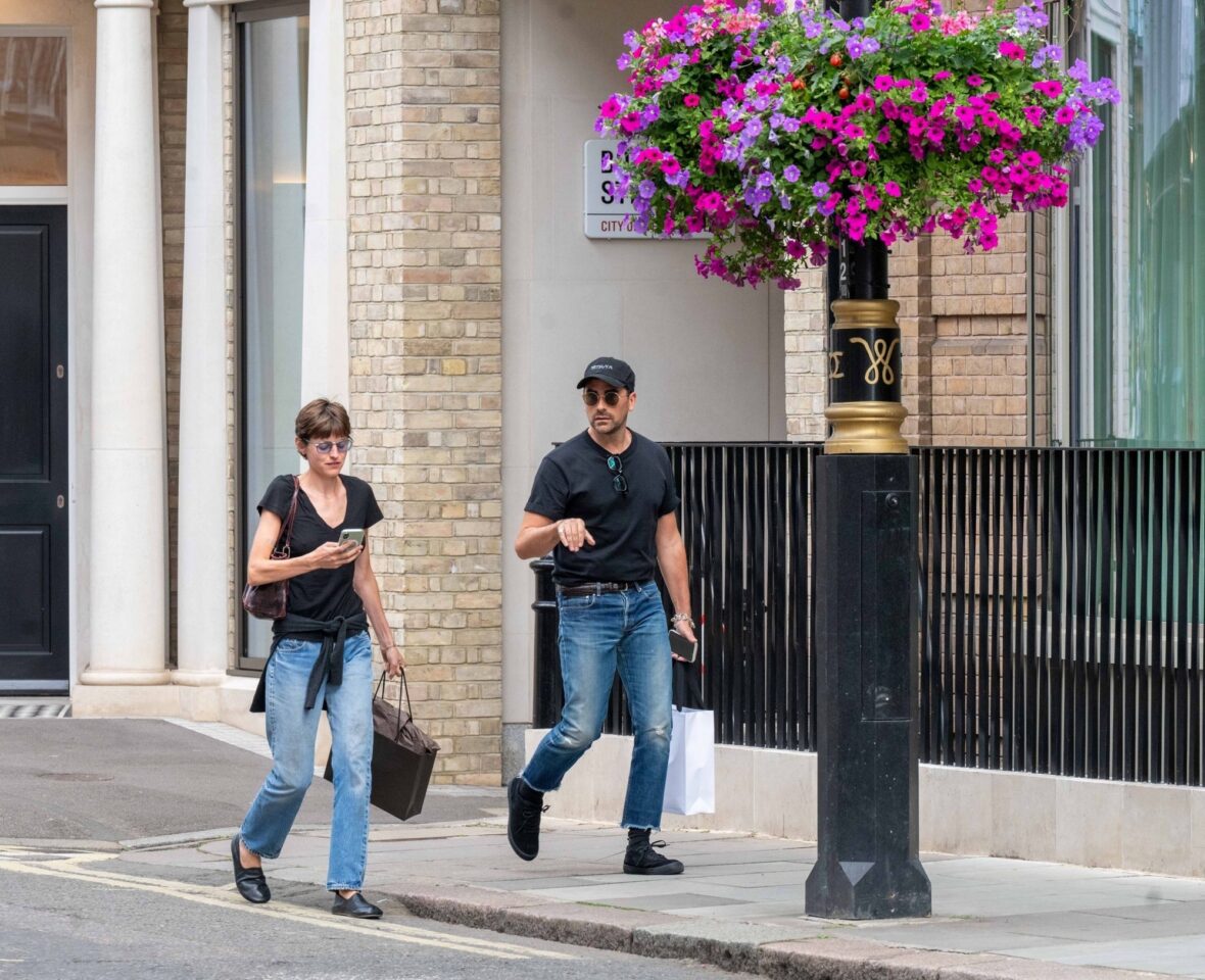 Emma Corrin e Dan Levy encontram Simone Ashley e seu cachorro enquanto faziam compras em Londres em 1º de julho