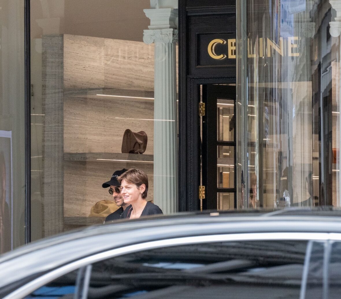 Emma Corrin e Dan Levy encontram Simone Ashley e seu cachorro enquanto faziam compras em Londres em 1º de julho