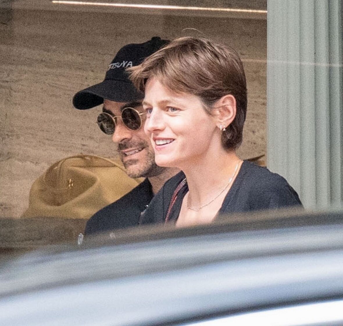 Emma Corrin e Dan Levy encontram Simone Ashley e seu cachorro enquanto faziam compras em Londres em 1º de julho