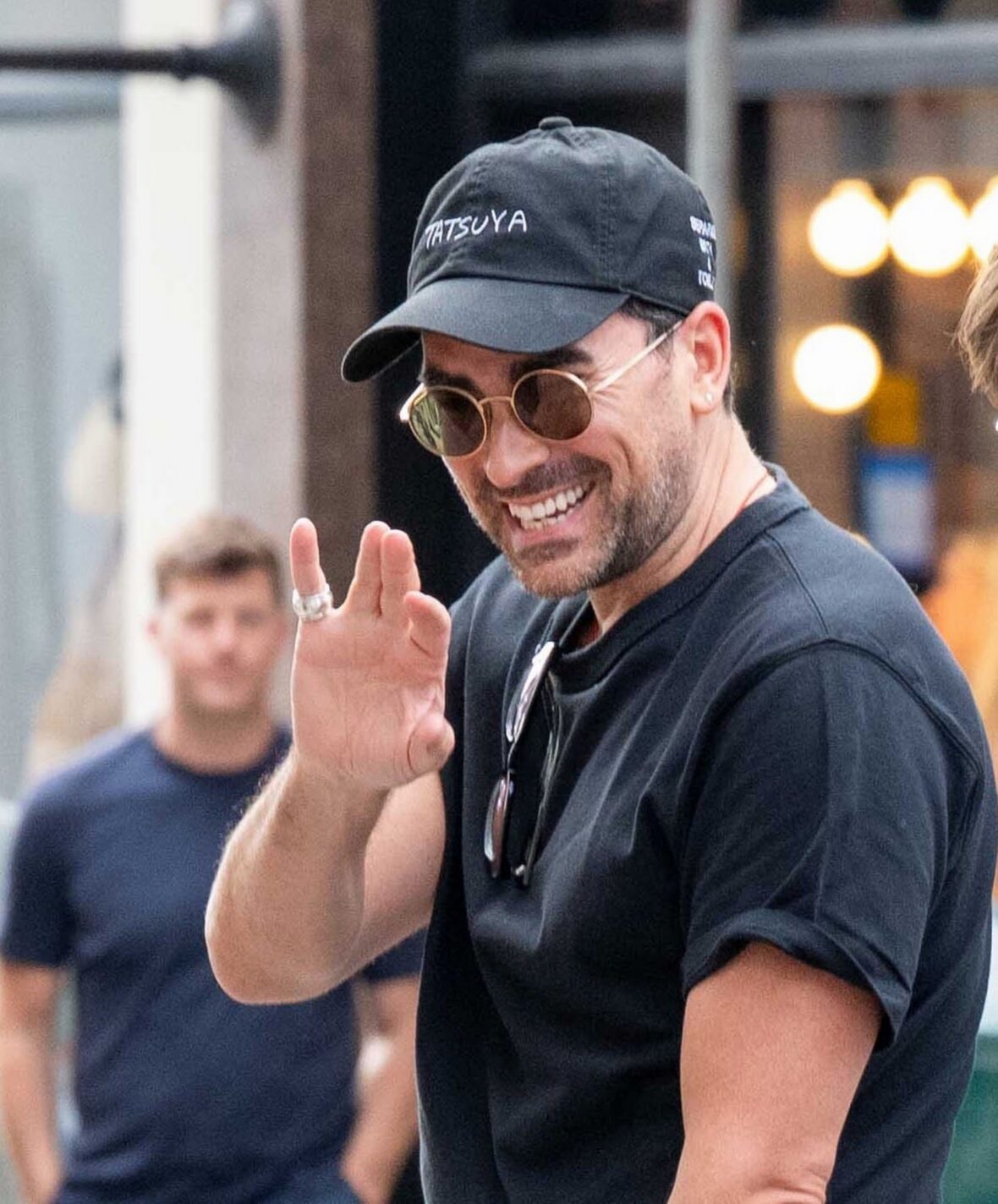 Emma Corrin e Dan Levy encontram Simone Ashley e seu cachorro enquanto faziam compras em Londres em 1º de julho