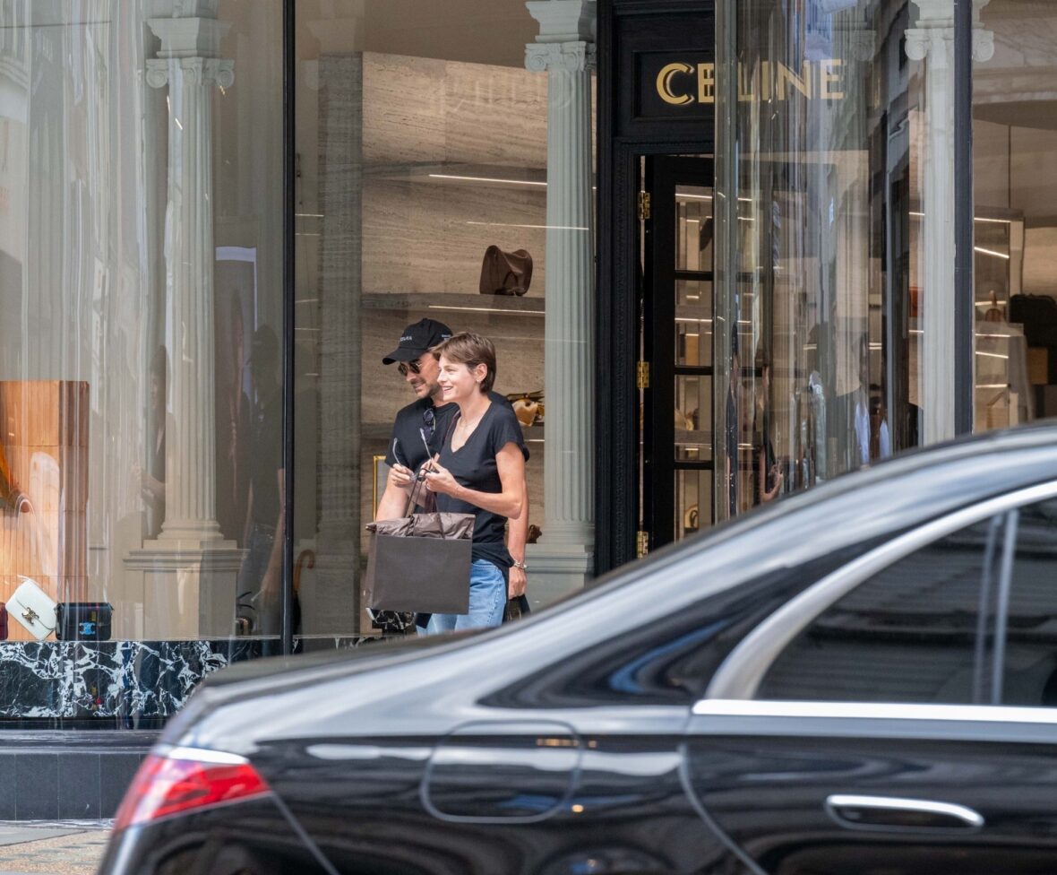 Emma Corrin e Dan Levy encontram Simone Ashley e seu cachorro enquanto faziam compras em Londres em 1º de julho
