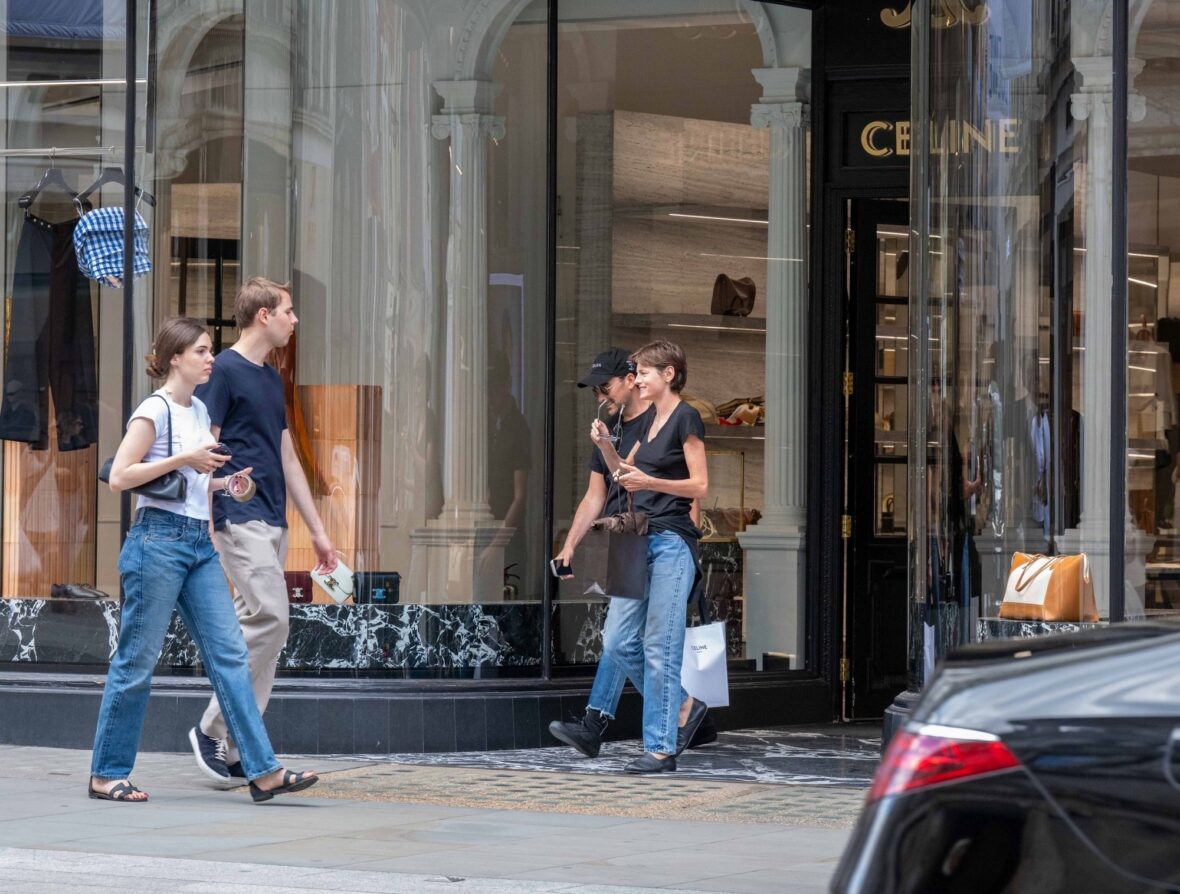 Emma Corrin e Dan Levy encontram Simone Ashley e seu cachorro enquanto faziam compras em Londres em 1º de julho