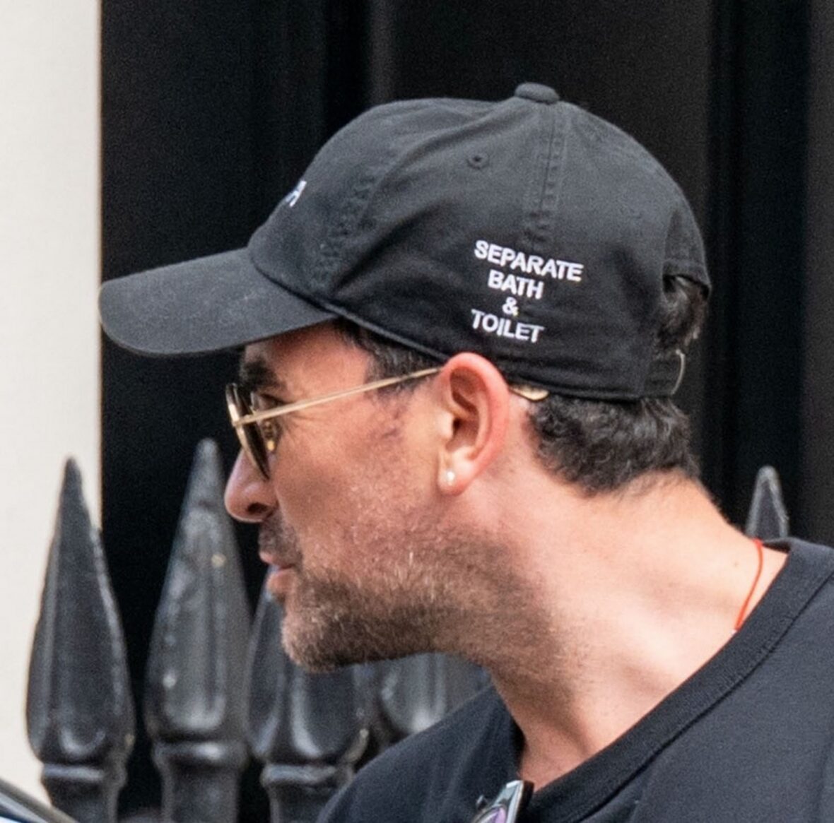 Emma Corrin e Dan Levy encontram Simone Ashley e seu cachorro enquanto faziam compras em Londres em 1º de julho