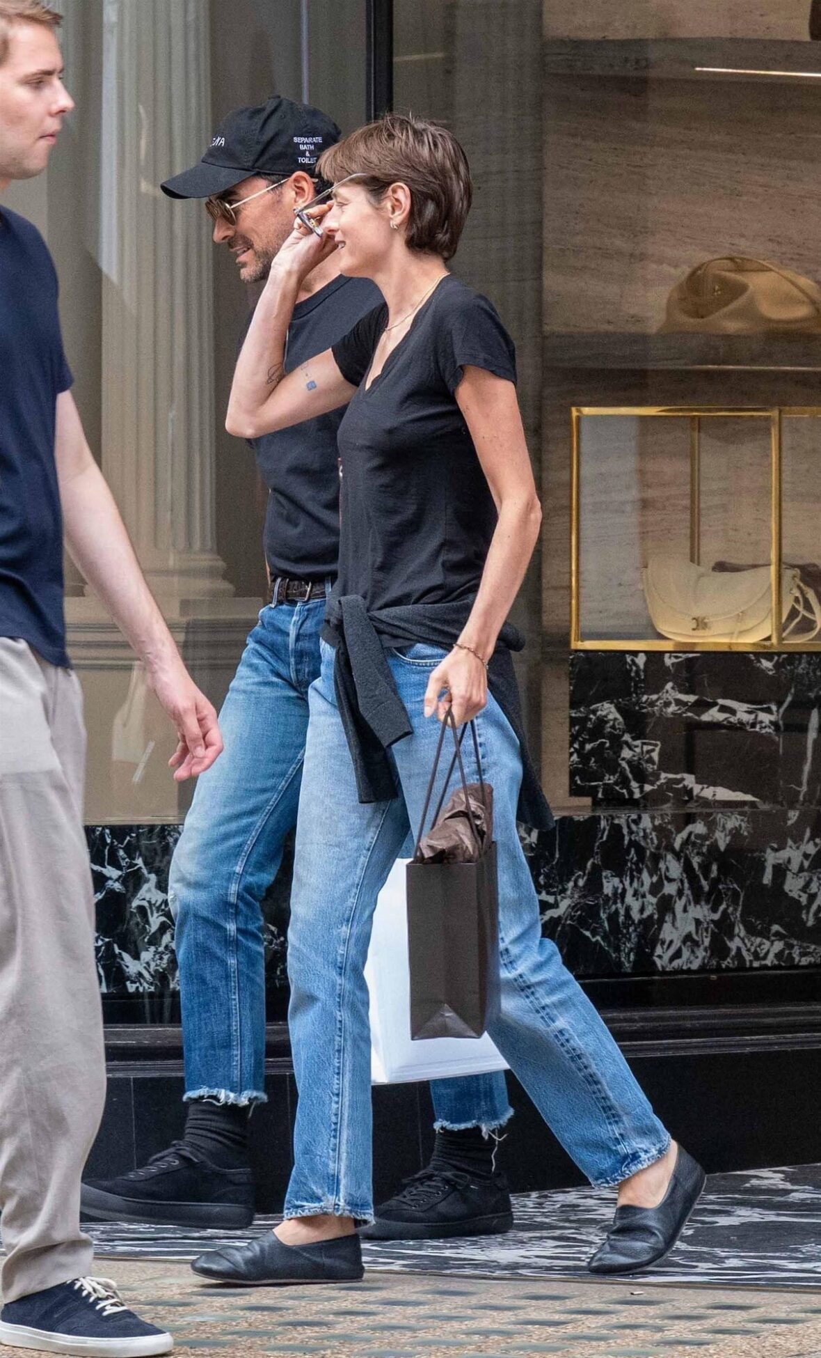 Emma Corrin e Dan Levy encontram Simone Ashley e seu cachorro enquanto faziam compras em Londres em 1º de julho