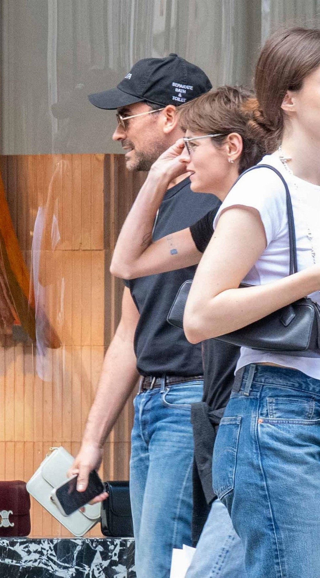 Emma Corrin e Dan Levy encontram Simone Ashley e seu cachorro enquanto faziam compras em Londres em 1º de julho