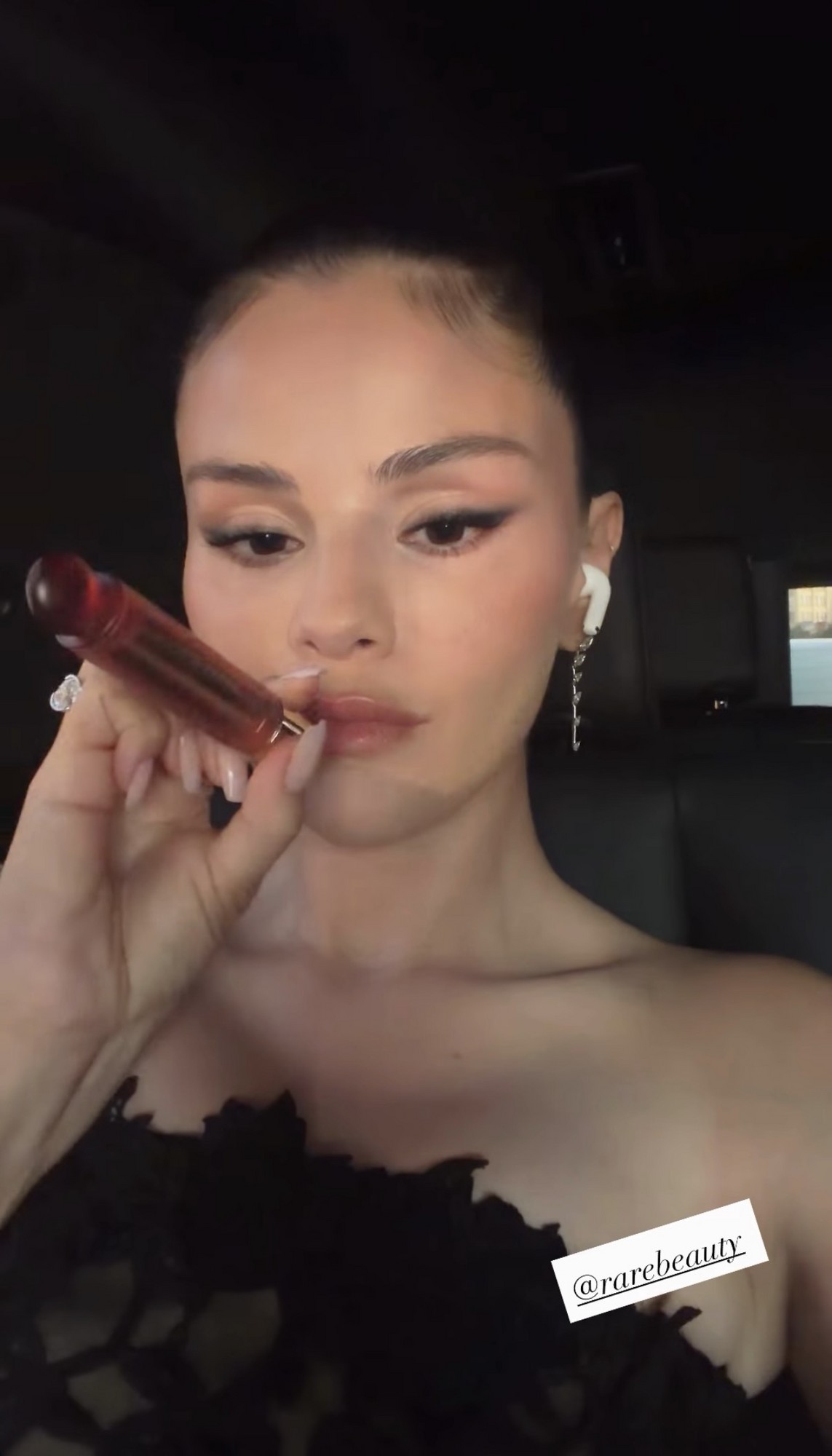 Selena Gomez aparentemente no carro indo para o jantar de ensaio do casamento de Taylor Swift