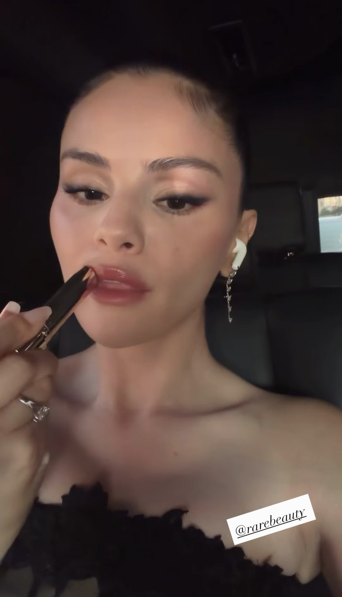 Selena Gomez aparentemente no carro indo para o jantar de ensaio do casamento de Taylor Swift