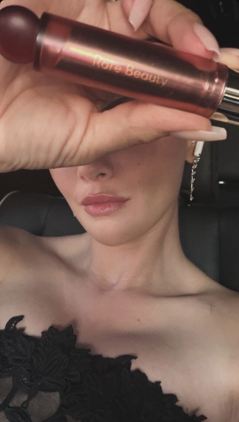 Selena Gomez aparentemente no carro indo para o jantar de ensaio do casamento de Taylor Swift