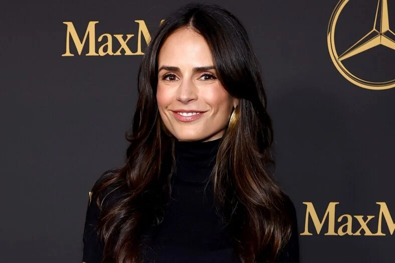 Jordana Brewster detalha estar acordada durante uma cirurgia no cérebro