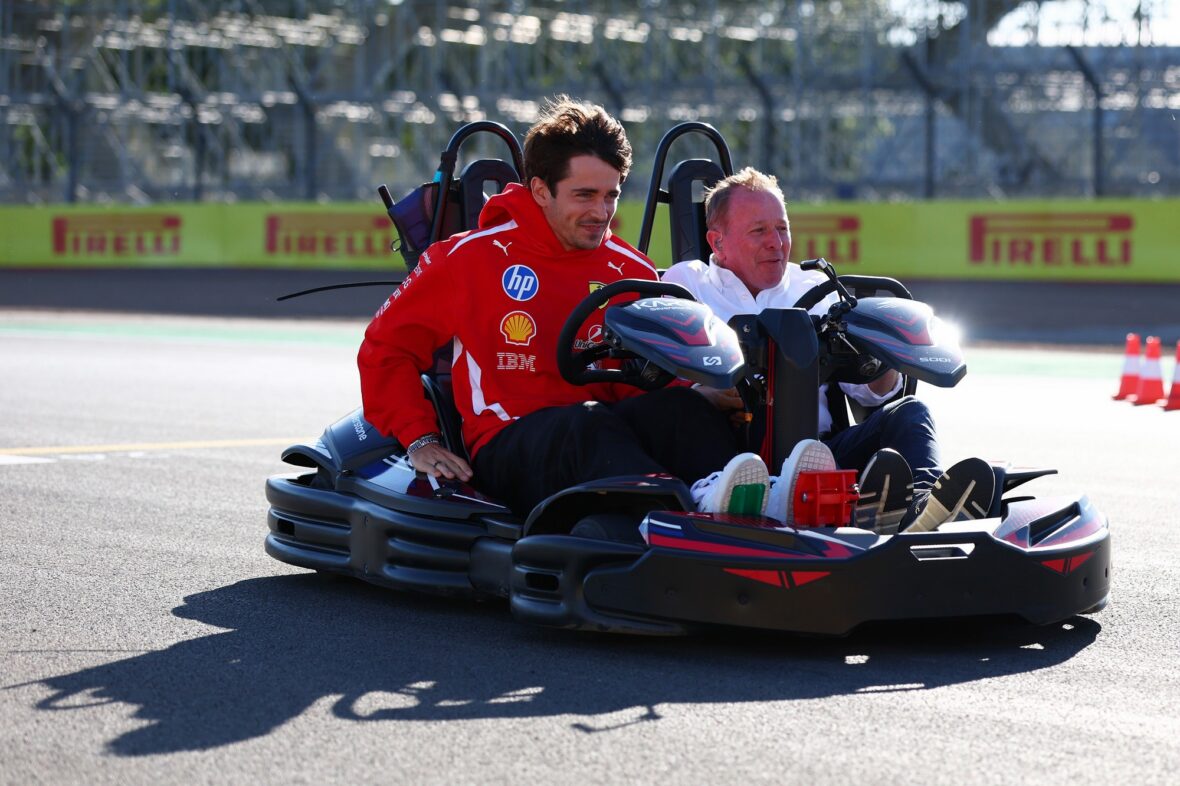 Charles Lecerlc e Martin Brundle passeiam de kart