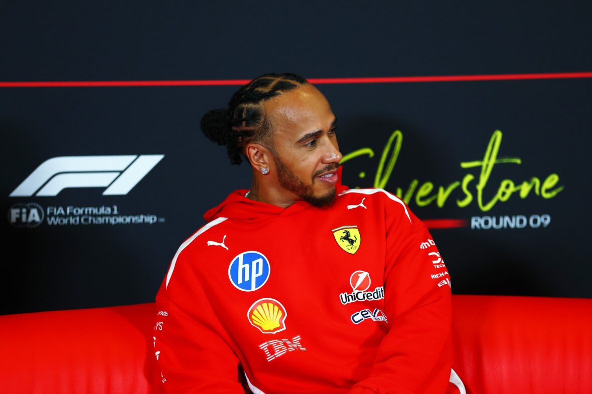 Lewis Hamilton na conferência de imprensa da F1