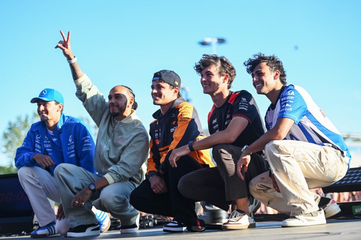 George Russell, Lewis Hamilton, Lando Norris, Ollie Bearman e Arvid Lindblad no palco da fan zone de Silverstone