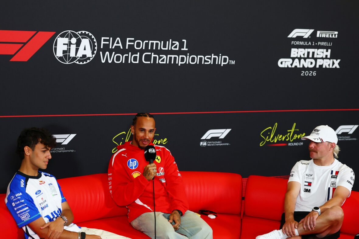Arvid Lindblad, Lewis Hamilton, Valtteri Bottas na conferência de imprensa da F1