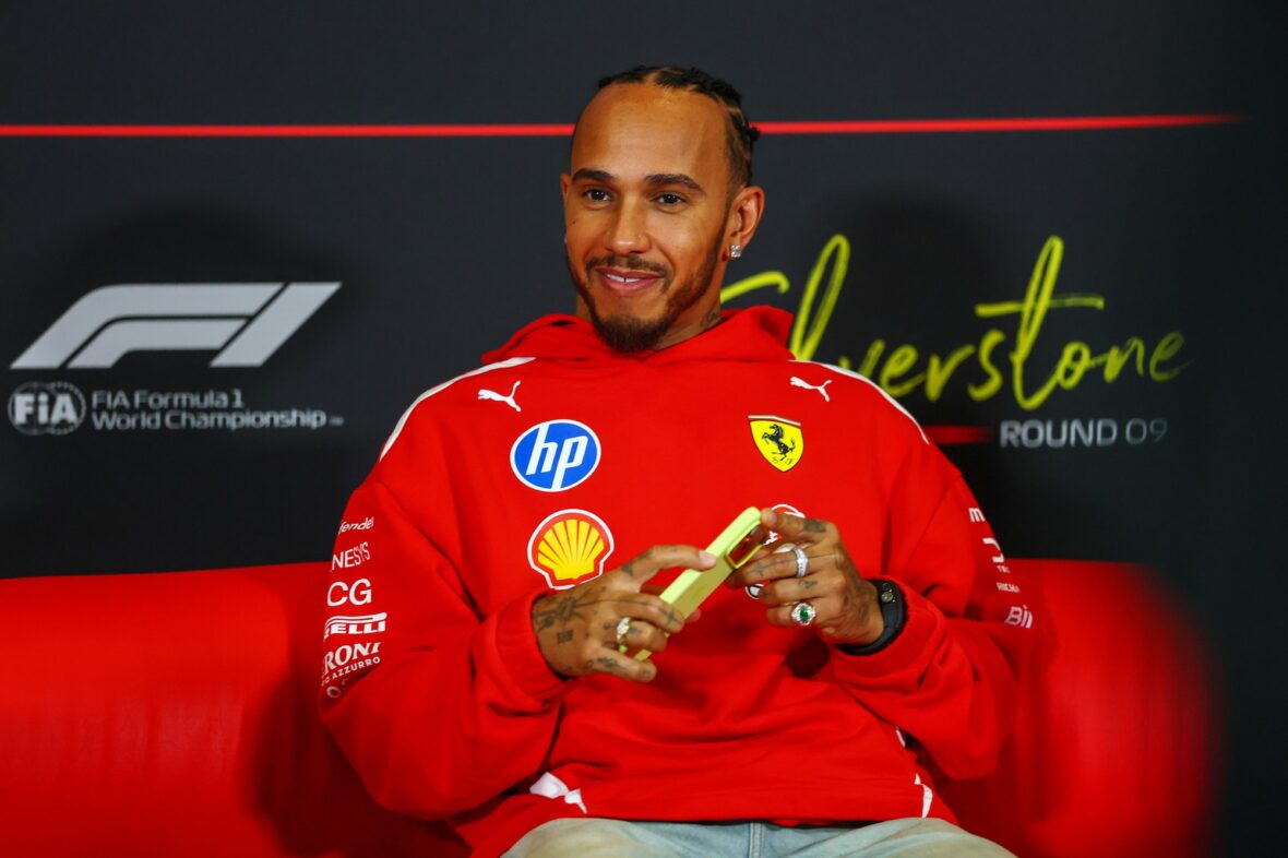 Lewis Hamilton na conferência de imprensa da F1