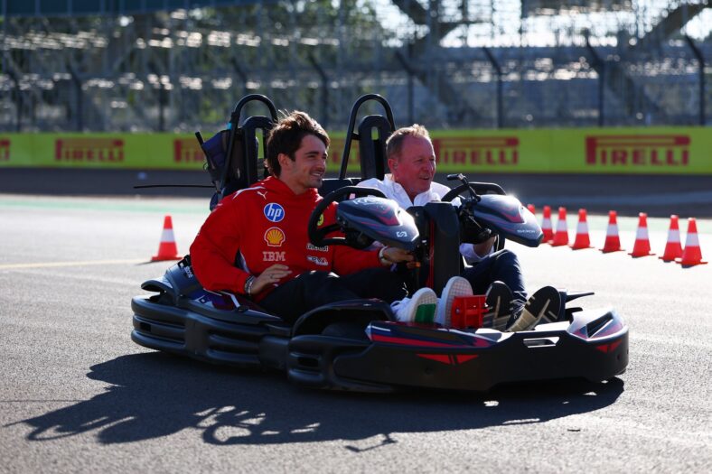 Charles Lecerlc e Martin Brundle passeiam de kart